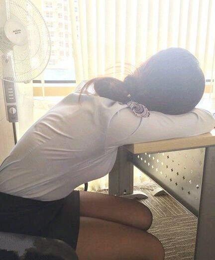 小姐姐加班太辛苦了吧,趴着就睡着了
