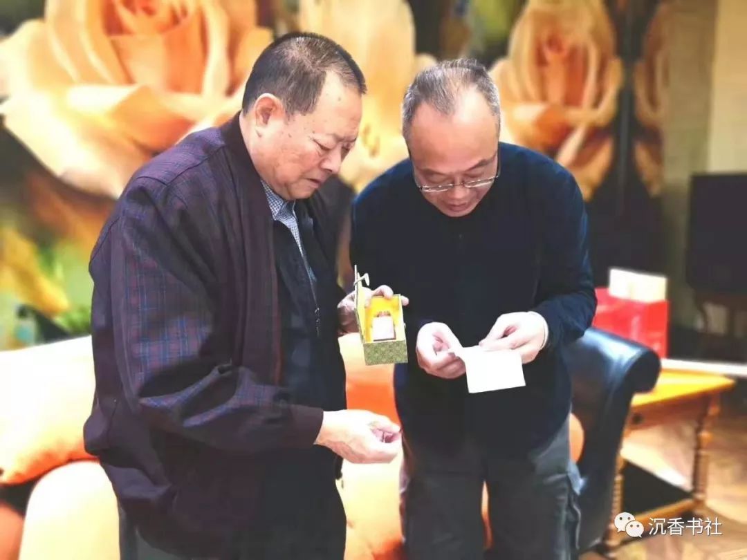 台湾"中华安清总会"总会长戎绍鑫同安木交流并赠送篆刻作品2004年