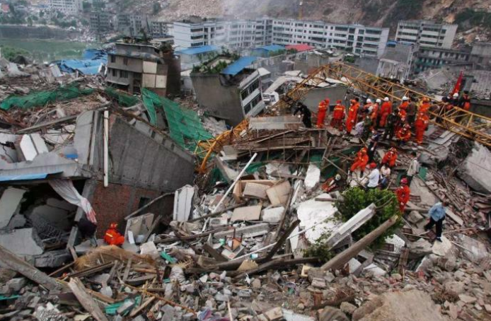 他是一名人民教师，在汶川地震时，他却丢下学生第一个跑出教室