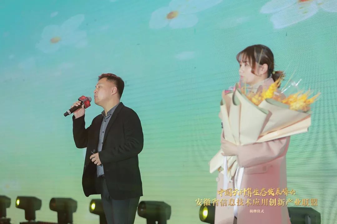 演唱《风吹麦浪》无锡团队张则颖为我们演唱《天路》润迅团队的陈思逸