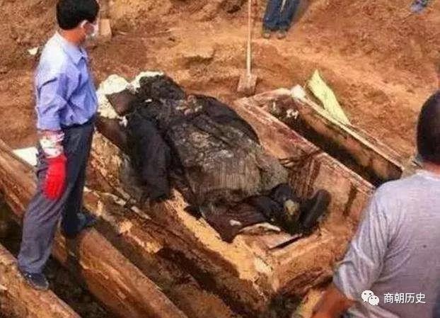 宦官|清末大太监李莲英到底是怎么死的？专家挖开坟墓，发现死状很悲惨