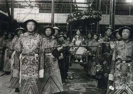 宦官|清末大太监李莲英到底是怎么死的？专家挖开坟墓，发现死状很悲惨