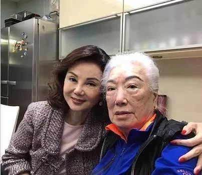 63岁谢玲玲同框余宝珠,离婚24年仍以婆媳相称,享受豪门阔太待遇