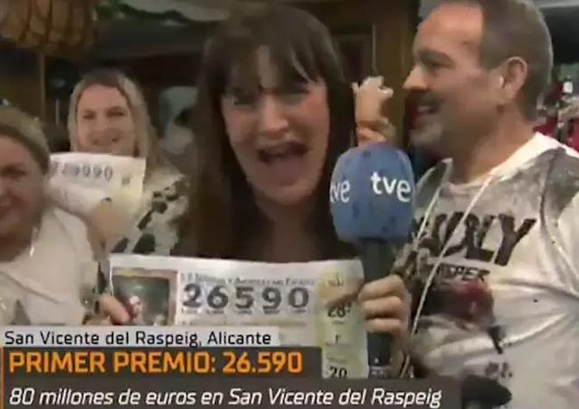 西班牙大胖子彩票开奖 现场女记者喜中5000欧元