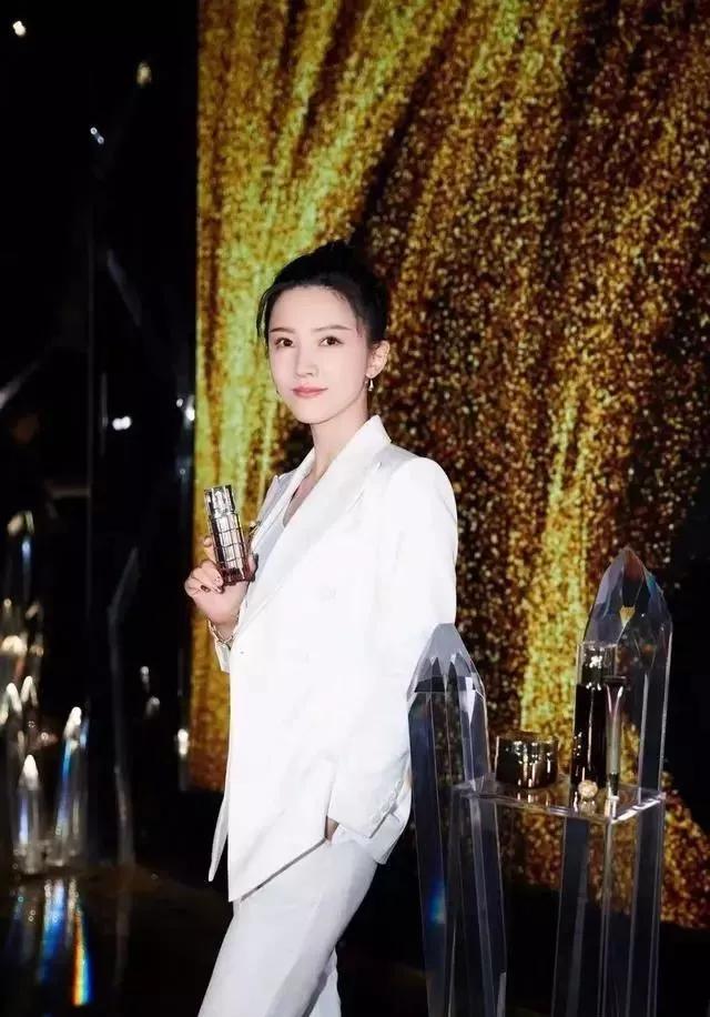 以前多有辨识度的脸啊,现在怎么也成流水线网