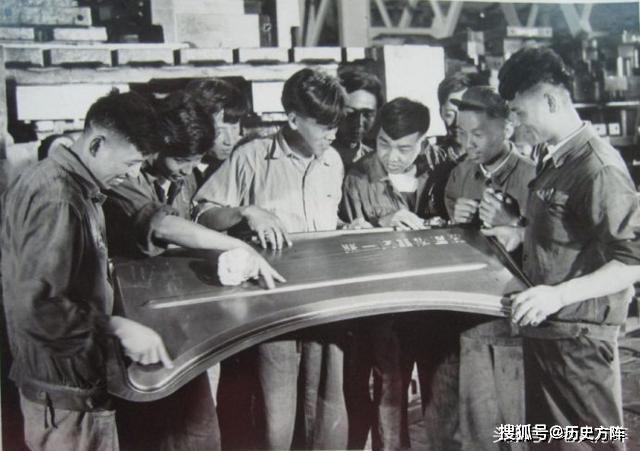 纪实老照片50年代社会主义建设中的新中国工人干劲足成果喜人