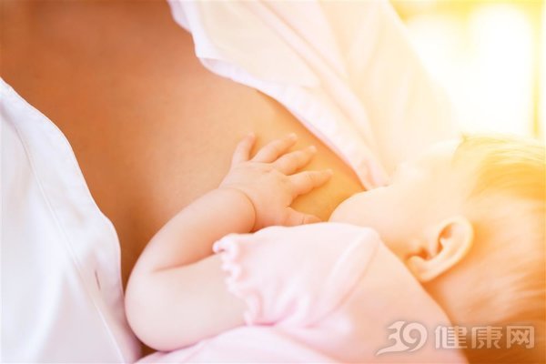 如何母乳喂养新生儿？新生宝宝喂奶注意2件事