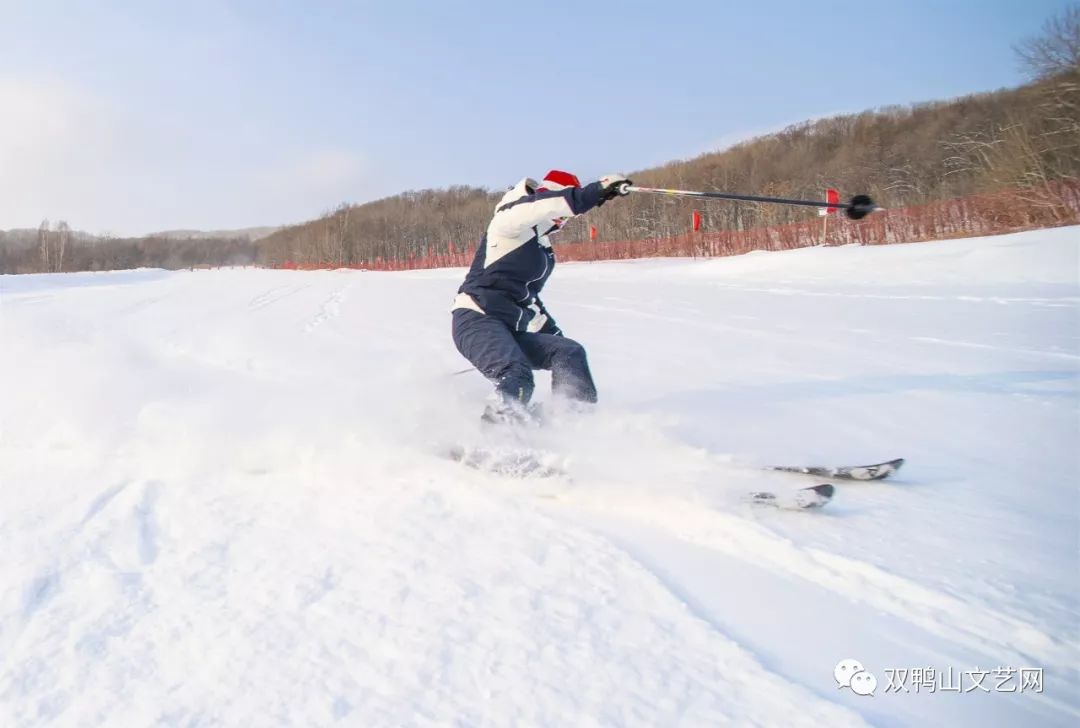 减字木兰花61赞青山滑雪场(通韵)青山雪场,胜过瑶池皆向往.