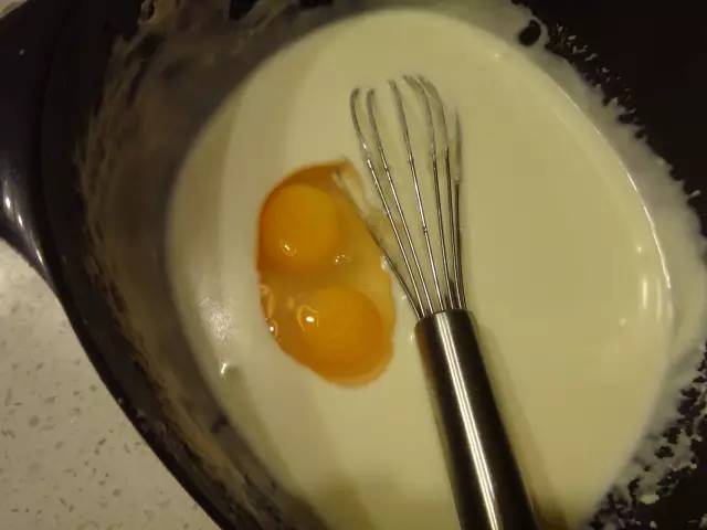 如何制作奶油只用鸡蛋 0edbf3f6c09a4cc3b22775e3314ab536.jpeg