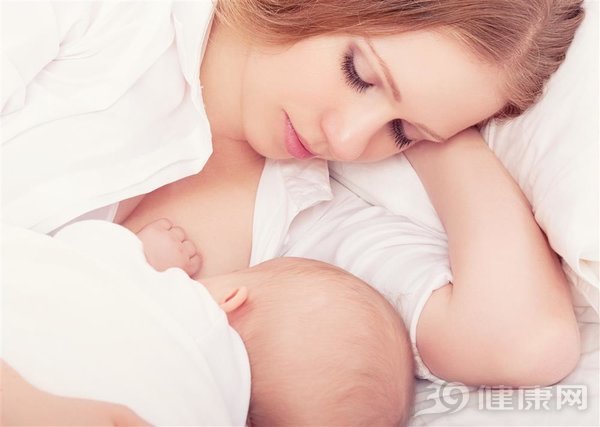 如何母乳喂养新生儿？新生宝宝喂奶注意2件事