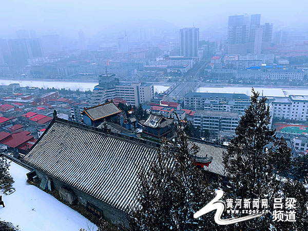 1月5日,吕梁大范围降雪,离石凤山公园内银装素裹,雪