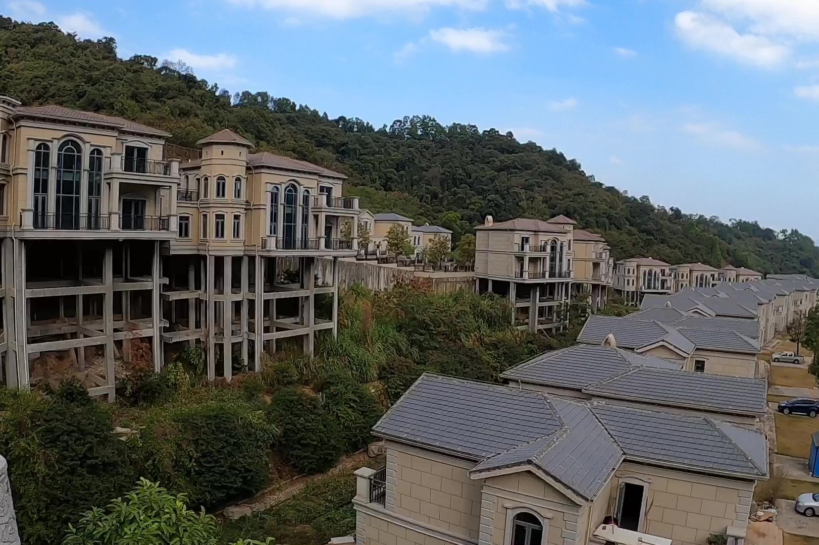 深圳龙岗布吉最大山上别墅群几百栋豪华洋楼建好了却无人入住