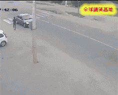 原创搞笑gif动图这样都没撞上小哥好身手啊是不是在哪练过