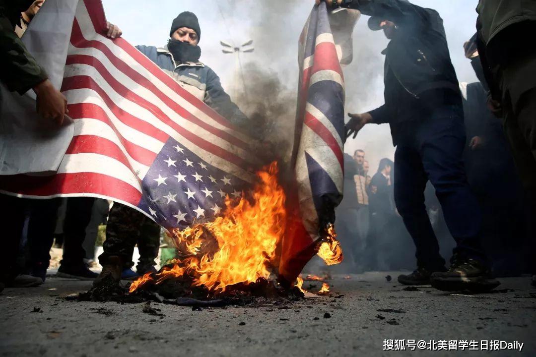 空袭事件发生后,伊朗街头就有愤怒的民众公开焚烧美国国旗.