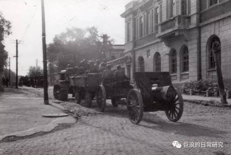 战斗已结束!1945年8月哈尔滨市民围观进入东北的苏军