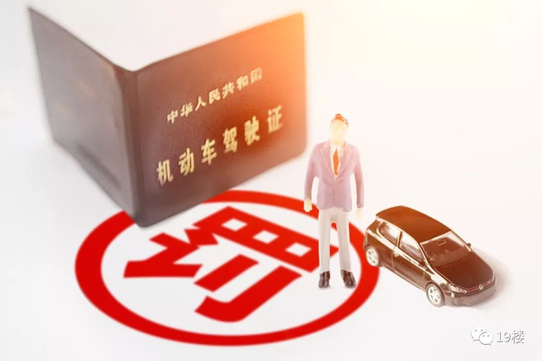 十万的车每月养车要花多少钱？年会抽中汽车补贴，同事说送我一辆车我都开不起……