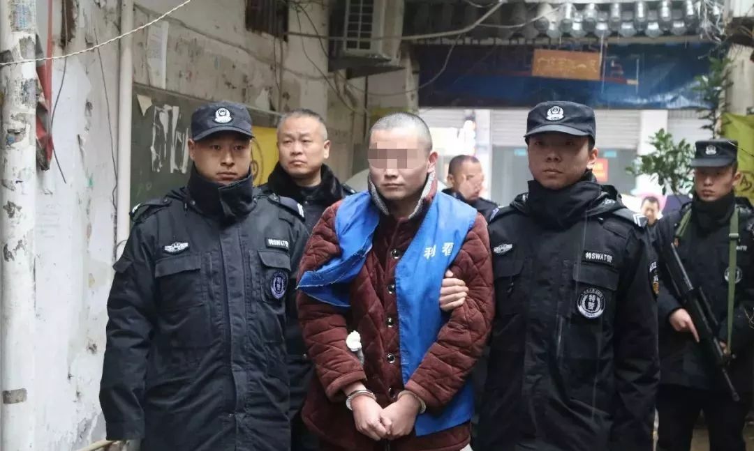 扫黑除恶涡阳警方押解马成杰等涉嫌黑恶犯罪嫌疑人指认现场