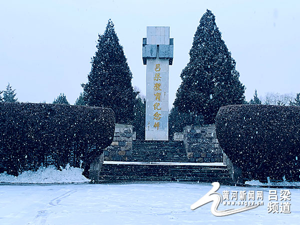 1月5日,吕梁大范围降雪,离石凤山公园内银装素裹,雪