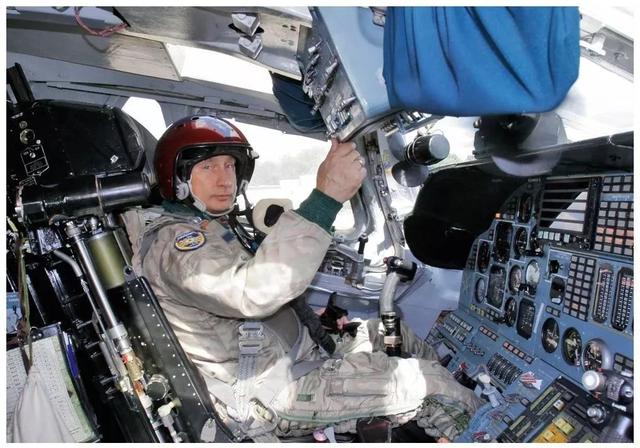 普京20年风雨路：强人政治如何改写俄罗斯命运