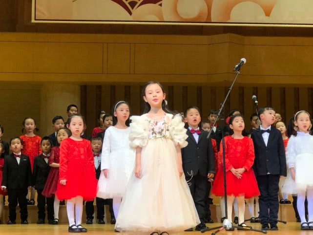 原创甜馨穿公主裙上台淡定领唱,七岁的她越长越美,让李小璐十分骄傲