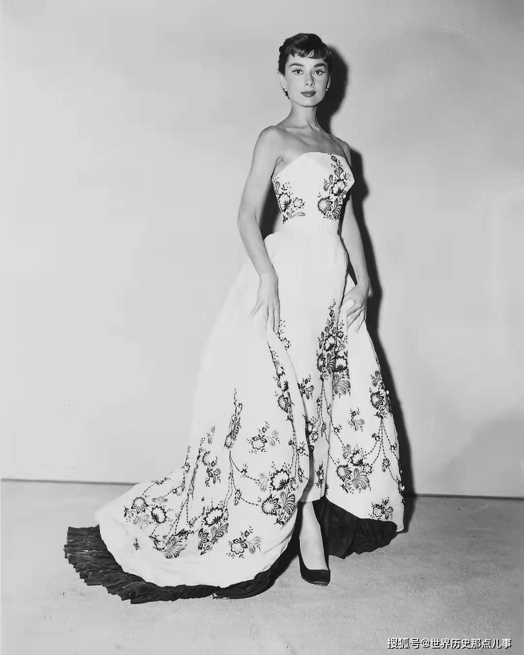 罕见的历史老照片| 奥黛丽·赫本为电影《龙凤配》试穿服装，尽显美丽典雅气质_搜狐网, image size:1080x1350