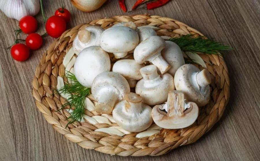 蘑菇营养价值不仅高，且每100g的热量只有18大卡，作为减重食材非常适合。
