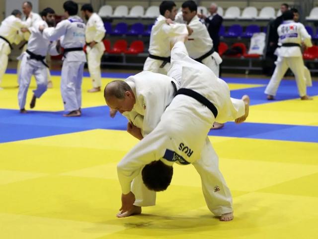 普京20年风雨路：强人政治如何改写俄罗斯命运