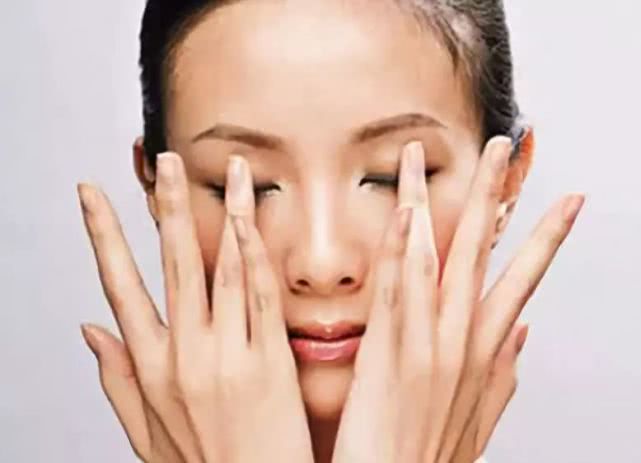 2,可以眨眨眼睛,促使眼睛分泌泪液,帮助缓解不适症状