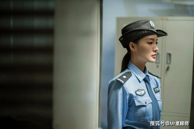 李沁造型突破,穿警服持手枪正义感十足,礼服造型却美如人间尤物