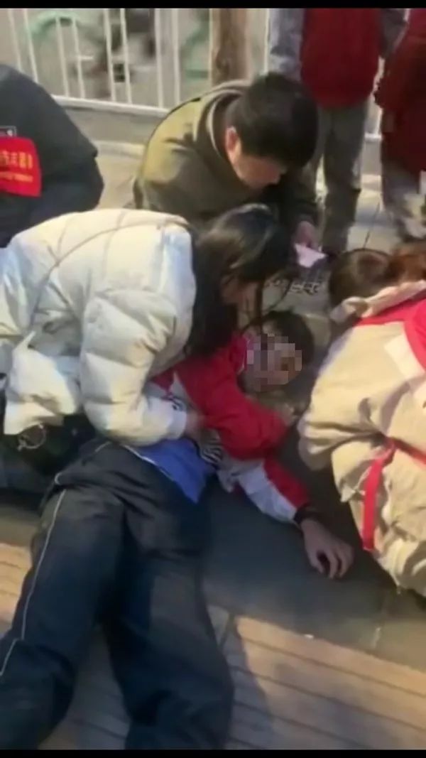 炸金花官网下载:谢谢~昆明一护士路遇14岁少年倒地不醒当即做心