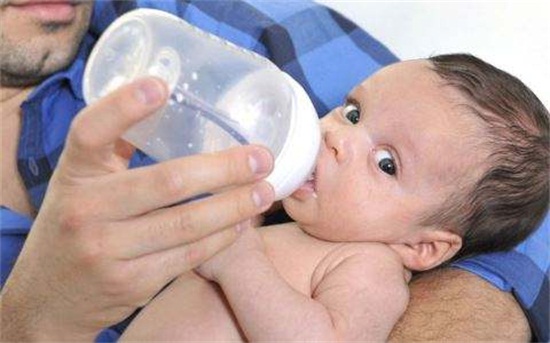 [宝宝最怕妈妈这样喂奶了，千万别这样做！]