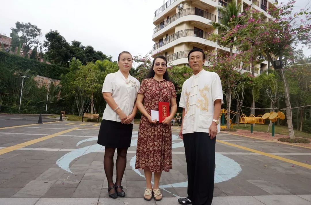 总经理郑德鹏先生和陵河假日校区校长刘雅楠女士为其颁发奖状和奖品