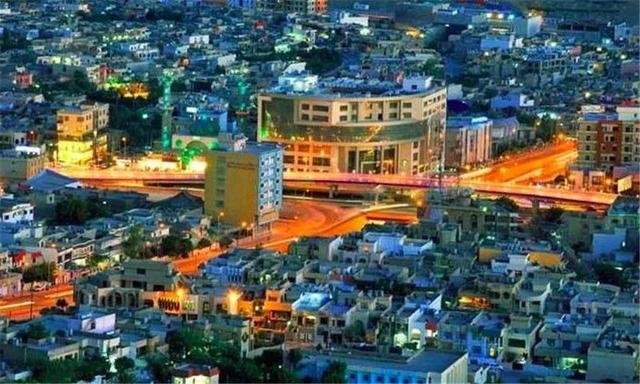 普京20年风雨路：强人政治如何改写俄罗斯命运