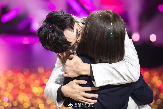 新年第一碗狗粮!kpl解说瓶子成功求婚