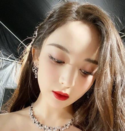 娜扎看完我的年度账单是什么热搜梗，点进去一脸懵逼的绝不止我
