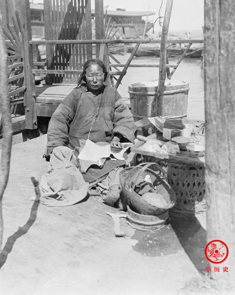 原创民国初年老照片:六朝古都南京社会风貌,江上有乞丐船