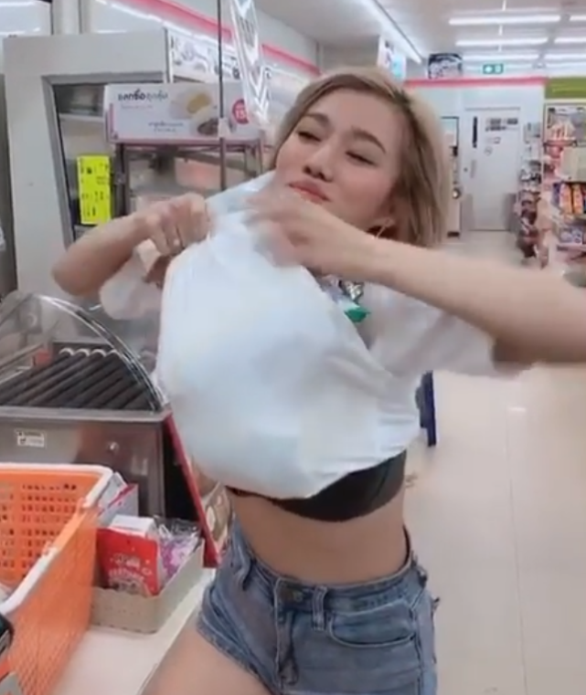 原创女网红超市购物不知羞耻当众掀上衣,用衣服装东西,辣眼画面曝光
