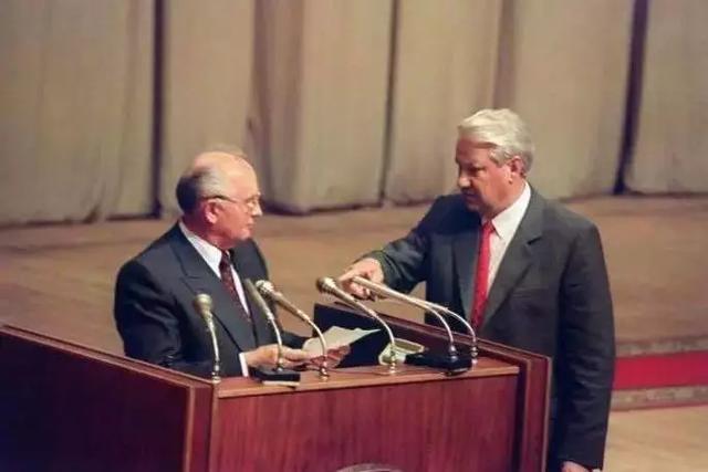 普京20年风雨路：强人政治如何改写俄罗斯命运