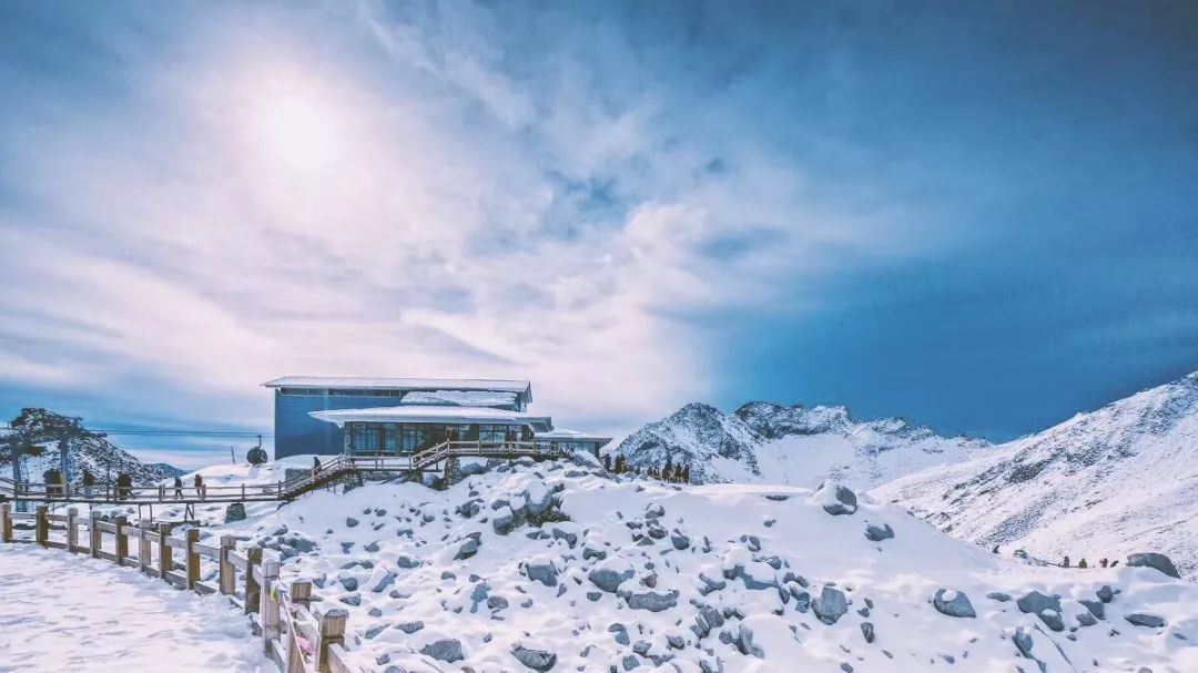 只有蓝天和冰雪,连心跳都可以听的真切.