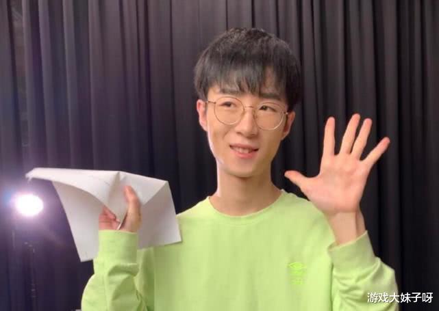 主播王小歪穿女装出镜毫无违和感果然颜值高可以为所欲为
