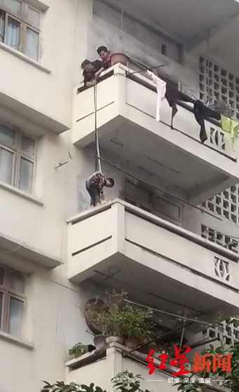为了救猫，外婆将7岁外孙从5楼吊下3楼