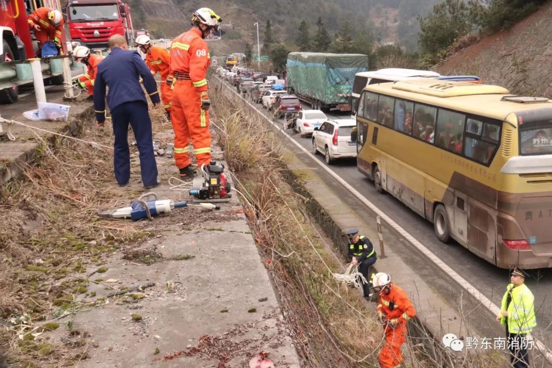 由于事故地点剑河往台江方向交通拥堵,为确保第一时间救助被困人员