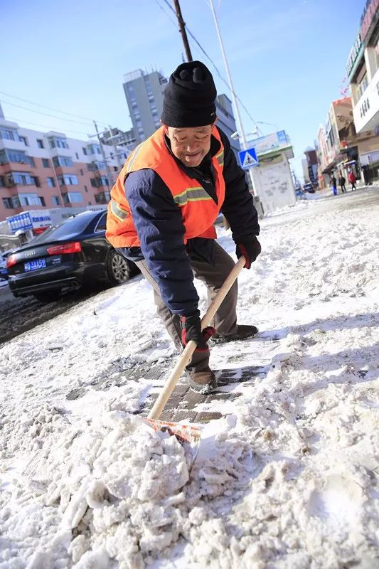 给跪了冬天扫雪哪家强包头笑而不语亮出了