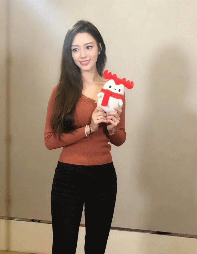 郎朗媳妇的芭比身材引网友炸锅:这么瘦胸还大,肯定是_