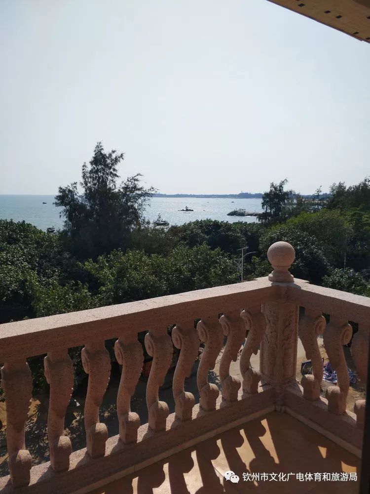 三娘湾不仅以白海豚而闻名于世,而且还以神奇,壮丽的大潮而出名.