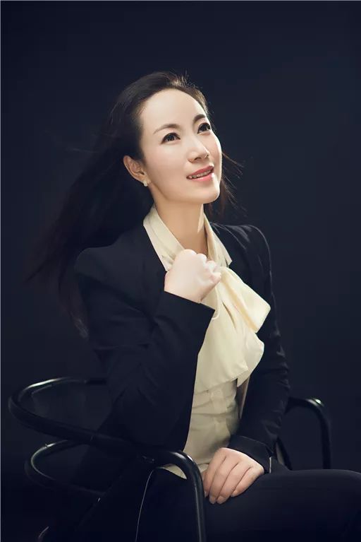 对笙的运用有着独特的见解,精通传统笙,高音笙,中音笙及低音笙,具有