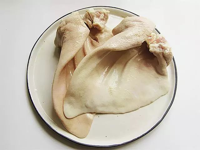 在家做卤猪耳朵,味道鲜美,好吃又简单
