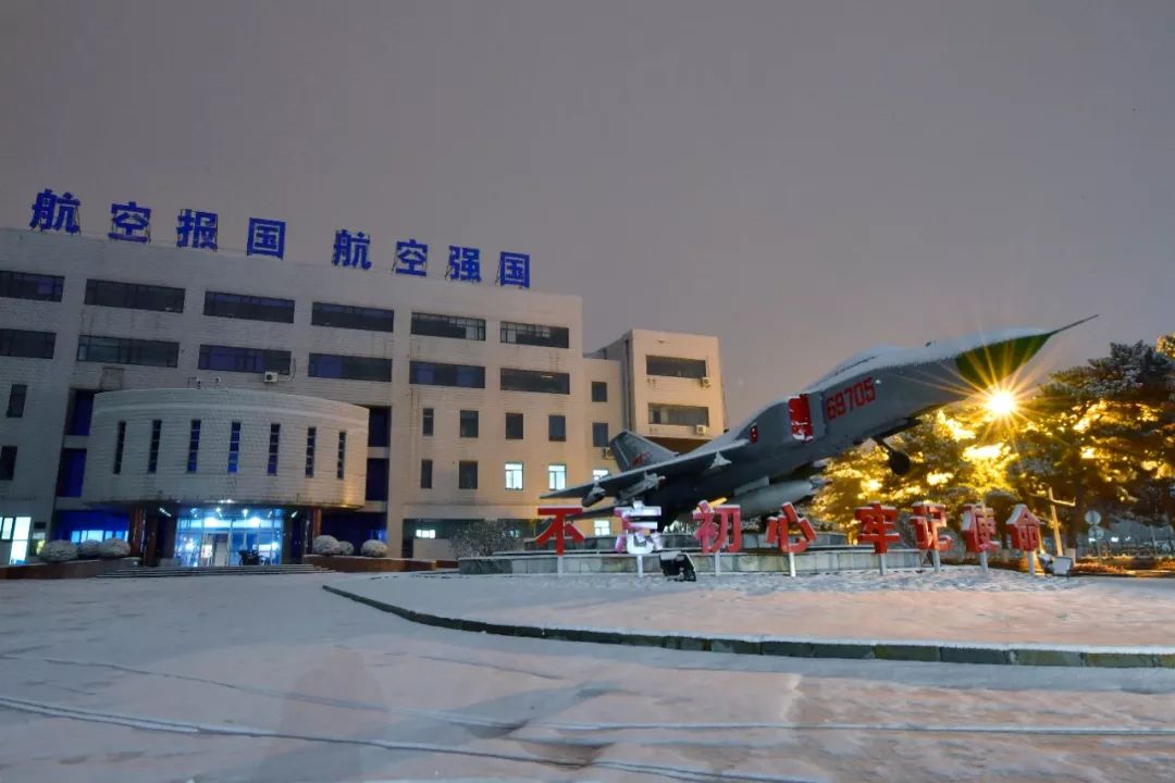 雪后航空工业沈飞七绝 已亥小寒飞雪京城飞雪迎小寒,旺地披银树挂棉.