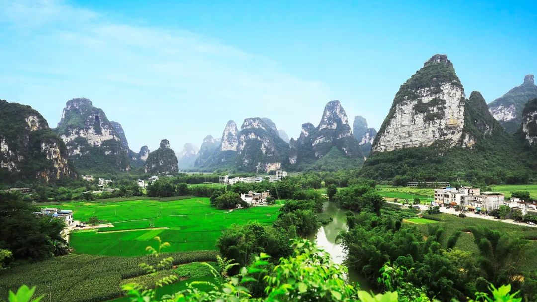 让天坑(tiankeng)这一说法通行国际,"成了继峰林和峰丛之后,第三例由