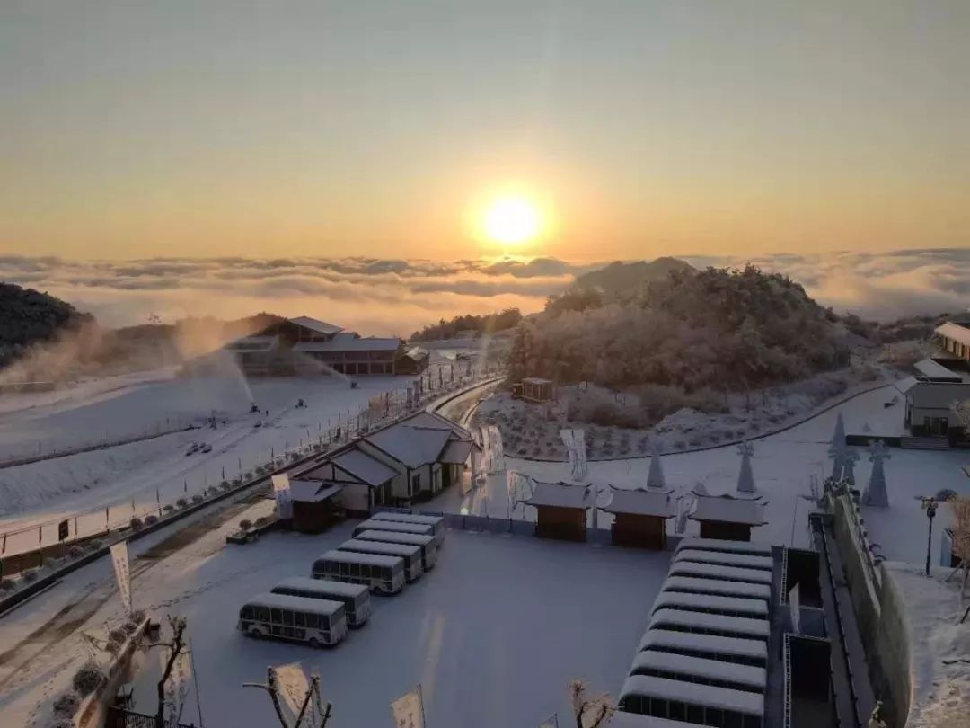 山大峡谷白雪皑皑推开窗看到的是罗盘顶的随着金鸡的啼鸣今晨湿润了